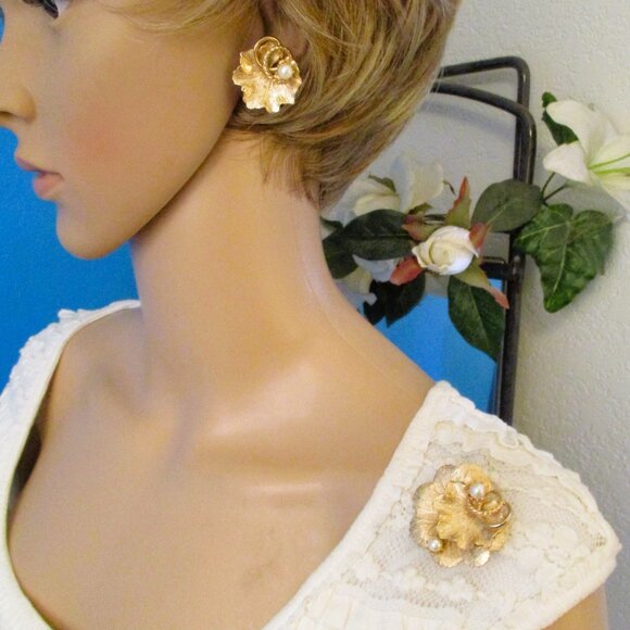VINTAGE Cultured Pearls Gold Plate Brooch Earrings Set ~ Gold Leaf Swirl Pearls - Picture 11 of 16
